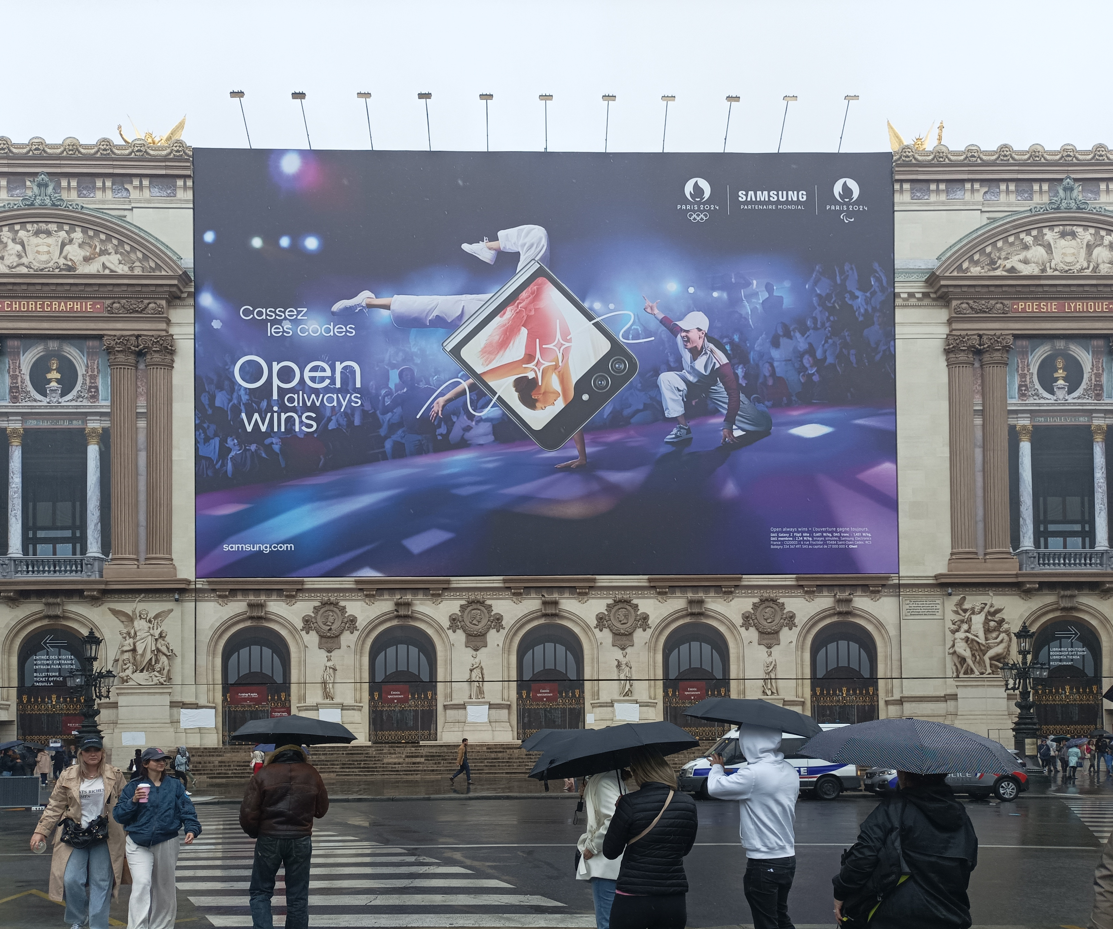 2024 Manifestation contre les bâches publicitaires XXL devant l'Opéra Garnier (Paris)